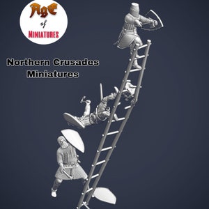 Op de afbeelding: Drie miniatuurfiguren van middeleeuwse ridders, één klimt een ladder op, één valt van de ladder af en één staat onderaan de ladder. De figuren zijn gemaakt van wit metaal en zijn geposeerd in een dynamische actiescène. De figuren maken deel uit van een set miniaturen voor de Noordelijke Kruistochten.