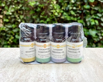Könnte beinhalten: Vier kleine braune Glasflaschen mit schwarzen Kappen, die ätherische Öle enthalten. Die Flaschen sind mit den Namen der Öle beschriftet: Citrus Essential Oil, Eucalyptus Essential Oil, Lavender Essential Oil und Peppermint Essential Oil. Jede Flasche enthält 10 ml (0,34 oz) Öl.
