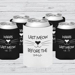 Pu&ograve; includere: Sei refrigeratori per lattine neri e bianchi con un design a forma di gatto. Il testo sui refrigeratori recita "Kara's Last Meow est 24'" e "Last Meow Before The Vow".