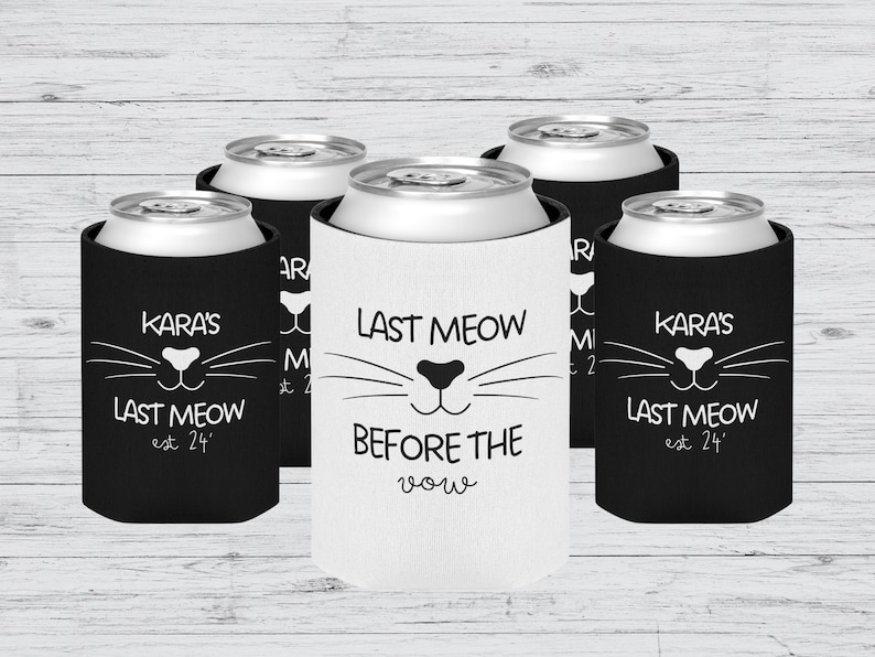 Pu&ograve; includere: Sei refrigeratori per lattine neri e bianchi con un design a forma di gatto. Il testo sui refrigeratori recita "Kara's Last Meow est 24'" e "Last Meow Before The Vow".