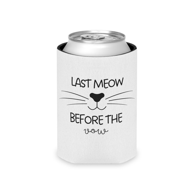 Pu&ograve; includere: Frigorifero per lattine bianco con un viso di gatto nero e il testo "Last Meow Before The Vows".