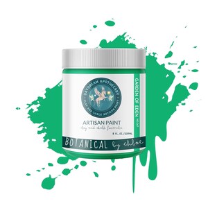 Puede incluir: Un tarro verde de 237 ml de pintura artesanal de arcilla y tiza Garden of Eden de Botanical by Chloe. El tarro tiene una tapa blanca y una etiqueta con una ilustraci&oacute;n caprichosa de un caballo alado y flores.