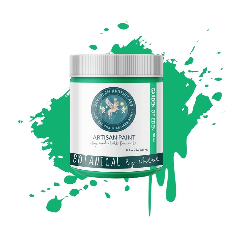 Puede incluir: Un tarro verde de 237 ml de pintura artesanal de arcilla y tiza Garden of Eden de Botanical by Chloe. El tarro tiene una tapa blanca y una etiqueta con una ilustraci&oacute;n caprichosa de un caballo alado y flores.