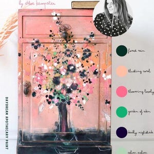 Puede incluir: Un armario de madera pintado de rosa con un dise&ntilde;o floral pintado en la parte delantera. El armario tiene una sola puerta y dos cajones. El armario est&aacute; pintado en una variedad de colores, incluyendo rosa, verde, azul y negro. El armario est&aacute; sentado sobre un fondo blanco. El texto "BOTANICAL by chloe kempster" est&aacute; escrito encima del armario. El texto "DAYDREAM APOTHECARY PAINT" est&aacute; escrito en el lateral del armario.