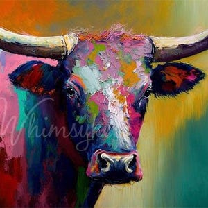 Puede incluir: Una pintura abstracta colorida de un toro de cuernos largos. La cara del toro está pintada en tonos de rosa, morado, azul y blanco. El fondo es una mezcla borrosa de amarillo, naranja y verde.