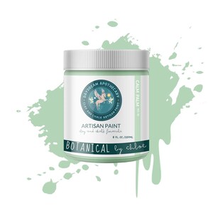Puede incluir: Un tarro de pintura verde con tapa blanca. La etiqueta dice "Daydream Apothecary Clay and Chalk Artisan Paint" y "Artisan Paint clay and chalk formula 8 fl. oz./237ml Calm Palm No. 34 Botanical by Chloe".