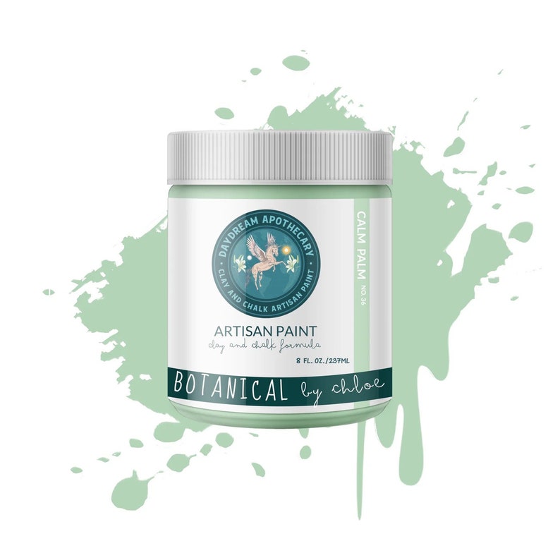 Puede incluir: Un tarro de pintura verde con tapa blanca. La etiqueta dice "Daydream Apothecary Clay and Chalk Artisan Paint" y "Artisan Paint clay and chalk formula 8 fl. oz./237ml Calm Palm No. 34 Botanical by Chloe".