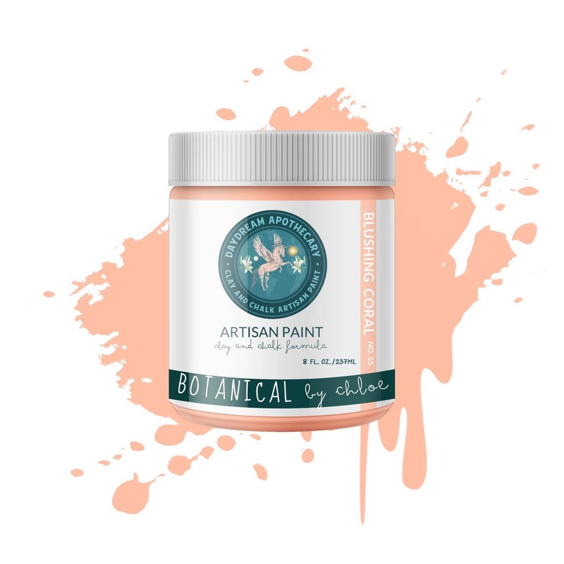 Puede incluir: Un tarro de vidrio de pintura artesanal de color melocot&oacute;n claro llamado "Blushing Coral" de Botanical by Chloe. El tarro est&aacute; etiquetado con el nombre de la marca "Daydream Apothecary" y el texto "Clay and Chalk Artisan Paint".
