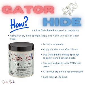 Puede incluir: Un tarro de pintura Dixie Belle Gator Hide con tapa negra. La etiqueta indica 237 ml y repele el agua. Se enumeran las instrucciones de uso, incluida la aplicación con una esponja azul seca y un tiempo de secado de 48 horas.