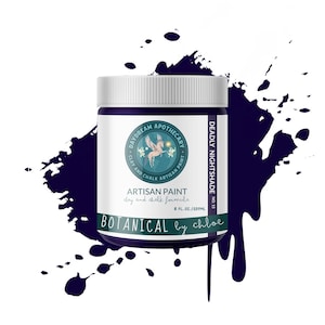 Puede incluir: Un tarro de 237 ml de pintura artesanal de arcilla y tiza Deadly Nightshade No. 15 de Botanical by Chloe. El tarro tiene una etiqueta blanca con una ilustraci&oacute;n caprichosa de un caballo alado y el texto "Daydream Apothecary Clay and Chalk Artisan Paint".