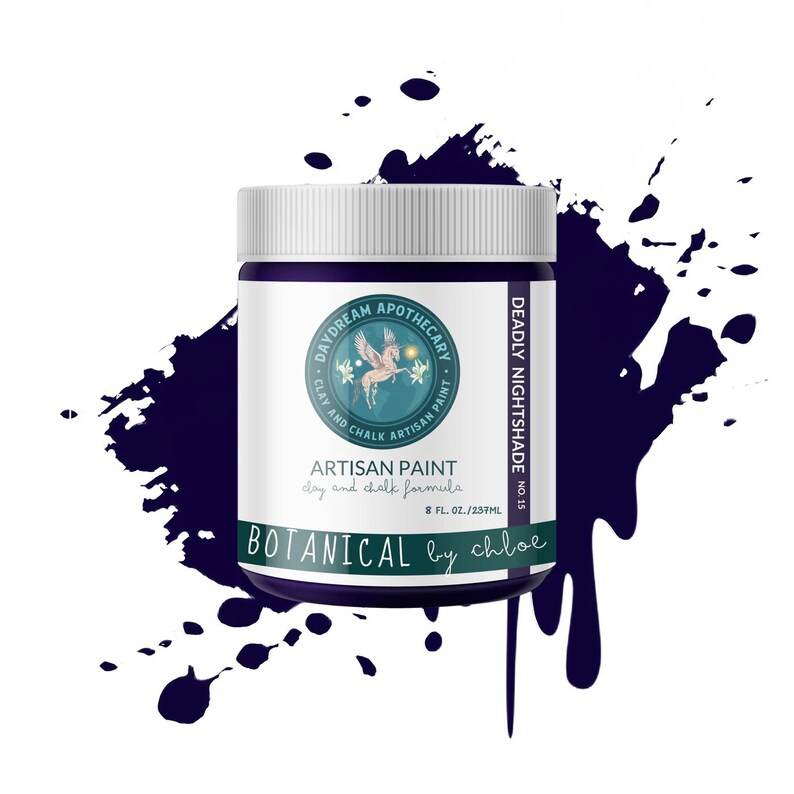 Puede incluir: Un tarro de 237 ml de pintura artesanal de arcilla y tiza Deadly Nightshade No. 15 de Botanical by Chloe. El tarro tiene una etiqueta blanca con una ilustraci&oacute;n caprichosa de un caballo alado y el texto "Daydream Apothecary Clay and Chalk Artisan Paint".