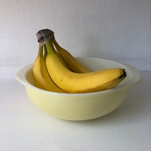 Pyrex Lime/Yellow Round Casserole Dish 024 2 Qt. 1960s