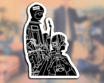 Könnte beinhalten: Ein schwarz-weißer Aufkleber mit einer stilisierten Illustration der Band Oasis. Das Design zeigt eine Figur mit einem Hut, auf dem der Text oasis steht, sowie weitere Figuren, die Musikinstrumente in einem Raum spielen, umrandet von einem weißen Rand.