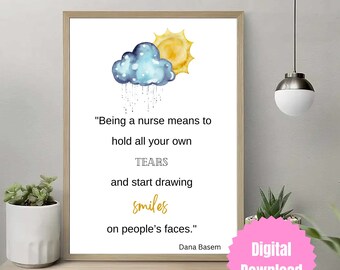 Könnte beinhalten: Ein gerahmter Druck mit einer Aquarellillustration einer blauen Wolke, einer gelben Sonne und Text. Der Text lautet: "Krankenschwester zu sein bedeutet, alle eigenen TRÄNEN zu halten und anfangen, Lächeln auf Gesichter zu zeichnen." Der Druck enthält auch den Text "Digitaler Download."