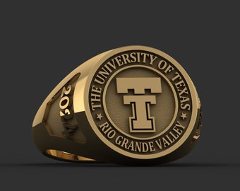 Puede incluir: Un anillo de clase dorado con la inscripción "The University of Texas Rio Grande Valley" y el año "2024" en la banda.