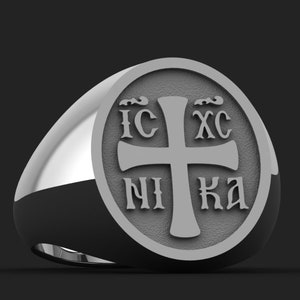 以下が含まれることがあります： 十字架と「IC XC NI KA」の刻印が施された、丸い隆起デザインの銀の指輪です。