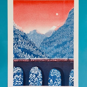 Impresión de risógrafo A4. Tren Lento A Través Del Puente De Montaña Nevada Al Atardecer. Impresión riso apaisada a 2 colores.
