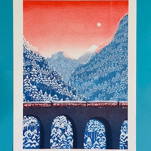 Impresión de risógrafo A4. Tren Lento A Través Del Puente De Montaña Nevada Al Atardecer. Impresión riso apaisada a 2 colores.