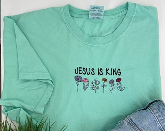 Camiseta bordada Jesús es rey