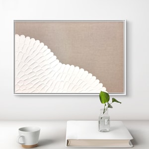 Könnte beinhalten: Abstrakter Kunstdruck mit einem weißen, strukturierten Design auf einem hellbraunen Hintergrund. Das Design ähnelt einer Welle oder einer Reihe überlappender Schuppen.