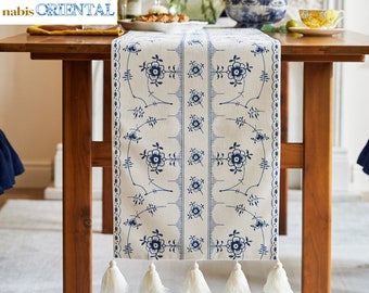 Runner da tavola impermeabile blu con motivo floreale, bordo con nappe, stile rustico, dimensioni personalizzate.