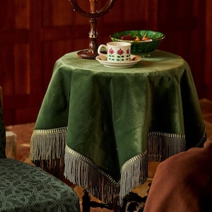 Mantel de terciopelo verde bosque personalizado, funda redonda con flecos, elegante decoración para mesa auxiliar.