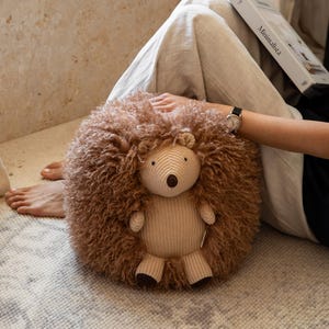 Almohada de peluche de erizo curativo, juguete suave y reconfortante, cojín de punto relajante, regalo acogedor de amigo del bosque para niños y adultos, regalo hecho a mano para ella.