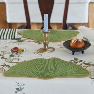 Set van 4 placemats met ginkgobladmotief, groene botanische placemats voor in de tuin.
