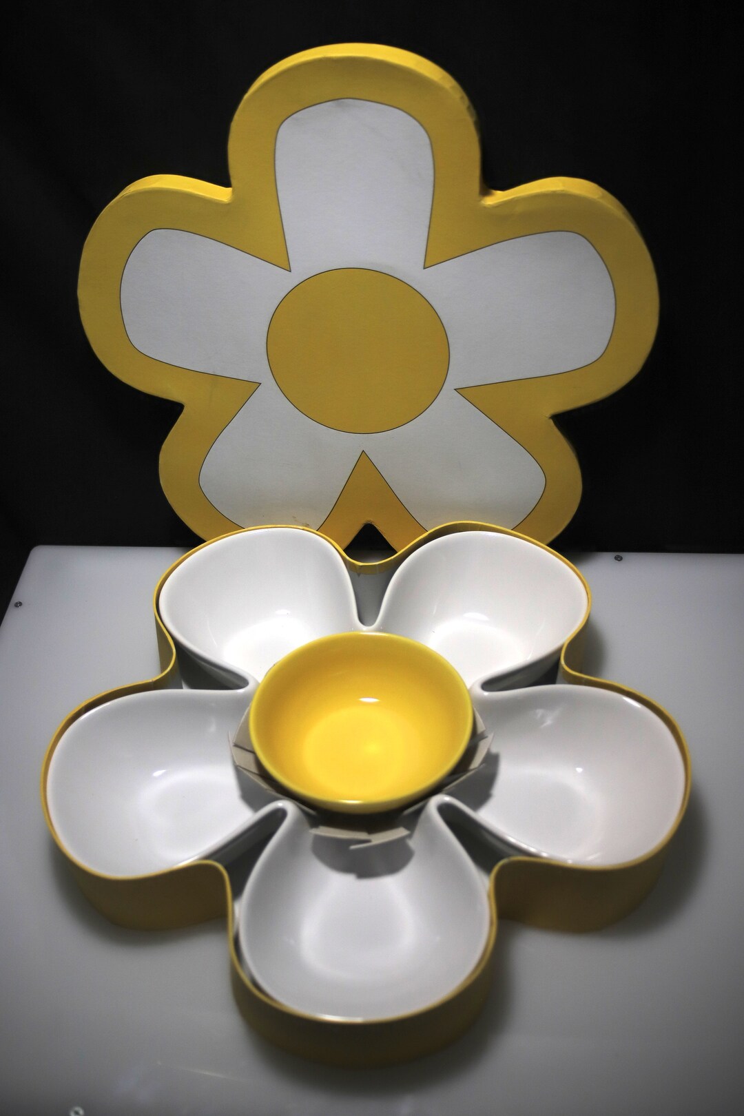 Bia Cordon Bleu Daisy Chip and Dip Serving Set in the Box 15.5w X 15.5d