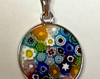Pingente de flor Millefiori envolto em prata esterlina de 3/4”