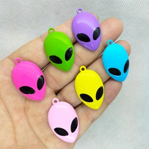 20 * 33mm Emaille Cartoon Alien Kopf Charme Grün Alien Charms Anhänger für DIY Ohrring Halskette Schlüsselkette Schmuck machen Zubehör Material