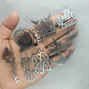 Colgante de acero inoxidable grabado con forma de corazón y flor de dibujos animados, personalizado con nombre, llavero, collar, accesorios de fiesta.