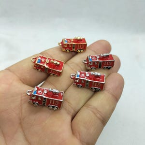9*23 mm Cartoon 3D Fire Truck Enamel Charm Metal Złoty Srebrny Pozłacany Charms Wisiorek do Bransoletki DIY Kolczyk Naszyjnik Breloczek Akcesoria