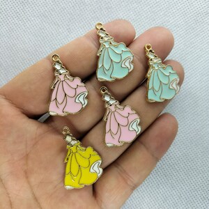 20 * 28mm emaille meisje jurk charme cartoon charecter figuur charms hanger voor armband DIY oorbel ketting sleutelhanger accessoires 10 30 stuks