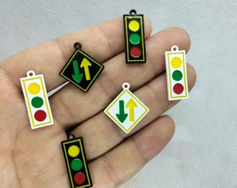 Cartoon Semaforo smalto fascino direzione segno vernice ciondolo per braccialetto fai da te orecchino collana portachiavi accessori 10 30 pezzi