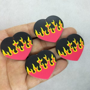 32 * 38mm acryl cartoon hart charme reliëf bedrukte vlam charms hanger voor DIY oorbel ketting sieraden het maken van accessoires materiaal
