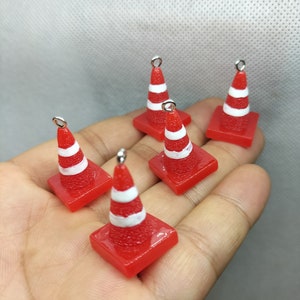 13*20 mm 漫画 3D 交通標識コーンチャーム 樹脂製 帽子チャームペンダント DIY イヤリング ネックレス キーチェーン ジュエリーアクセサリー 10 30 個