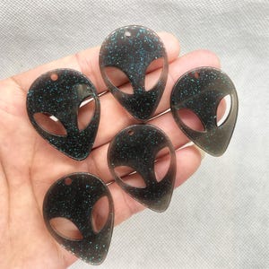 Kunstharz Blau Glitzer Alien Kopf Schwarz Charm Anhänger: Schmuckherstellung (40 x 29 mm)