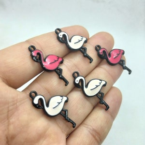 17 * 30 mm Esmalte Animal Flamingo Charm Cartoon Bird Charms Colgante para pulsera DIY Pendiente Collar Accesorios del llavero 10 30 piezas