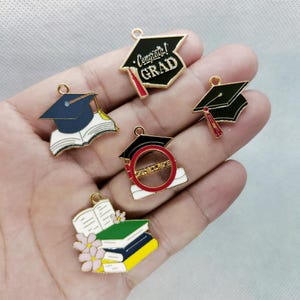 5 stijl Emaille Afstuderen Hoed Serie Charm Cartoon Metal Charms Hanger Armband DIY Oorbel Ketting Sleutelhanger Sieraden Accessoires 10 30 stks