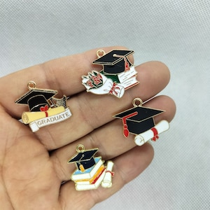 4スタイル エナメル 卒業帽子チャーム 漫画フラワーチャームペンダント ブレスレット DIY イヤリング ネックレス キーチェーン ジュエリーアクセサリー 10 30個