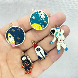 Serie espacial aeroespacial Charm Esmalte Dibujos animados Astronauta Charms Colgante para pulsera DIY Pendiente Collar Llavero Accesorios de joyería 10 30