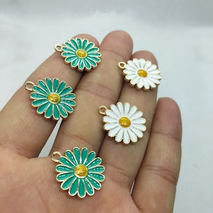 18*21mm Ciondolo floreale in smalto dorato con margherita, ciondolo per bracciale fai da te, orecchini, collana, portachiavi, accessori per gioielli, 10-30 pezzi