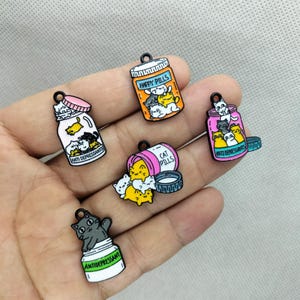 Cartoon Animal Charms Czarny platerowany metal emaliowany kotek zawieszka bransoletka DIY kolczyki naszyjnik brelok akcesoria biżuteria 10 30 szt