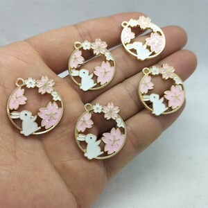 24 * 25mm Cartoon Emaille krans Bedel Konijn Bloem Bedels Hanger voor Armband DIY Oorbel Ketting Sleutelhanger Making Jewelry 10 30 Stuks