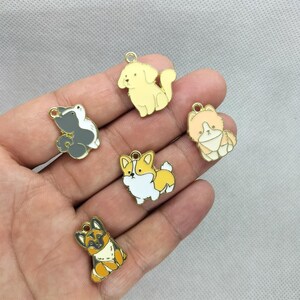 Dije de perro esmaltado en metal dorado para mascota, colgante de cachorro de dibujos animados, pulsera, pendiente, collar, llavero, accesorios de joyería, 10 30 unidades