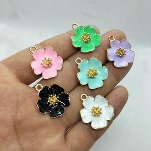 20*24mm Vijf Bloemblaadje Bloem Charm Emaille Hibiscus Charms Hanger voor DIY Oorbel Ketting Sleutelhanger Sieraden accessoires 10 30 stks