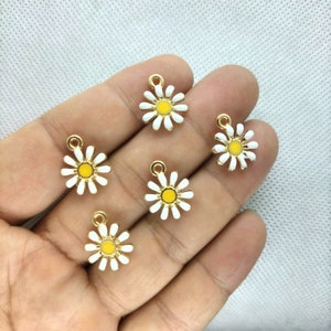 13*16mm Floral Charm Gold Enamel Daisy Flower Charms Pendant for Bracelet DIY Earring Necklace Key Chain Jewelry Accessories 10 30 Pcs