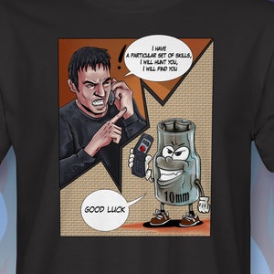 Puede incluir: Camiseta negra con un diseño de cómic. El diseño muestra a un hombre hablando por teléfono y un vaso de 10 mm con cara, con bocadillos que dicen "I HAVE A PARTICULAR SET OF SKILLS, I WILL HUNT YOU, I WILL FIND YOU" y "GOOD LUCK".