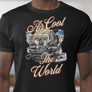 Puede incluir: Camiseta negra con un gráfico de un motor de aire refrigerado vintage y el texto "Air Cool The World".